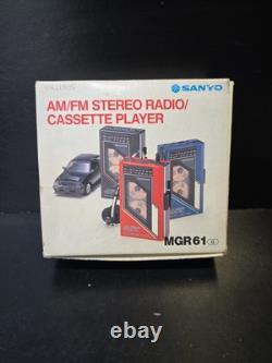 Radio cassette stéréo personnel Sanyo vintage MGR61 avec boîte et écouteurs d'origine