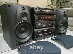 Système stéréo Hifi Sony MHC-771 avec lecteur 3 CD, deck cassette, radio et enceintes.
