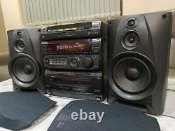Système stéréo Hifi Sony MHC-771 avec lecteur 3 CD, deck cassette, radio et enceintes.