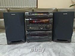Système stéréo Hifi Sony MHC-771 avec lecteur 3 CD, deck cassette, radio et enceintes.