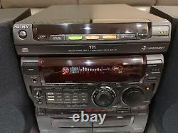 Système stéréo Hifi Sony MHC-771 avec lecteur 3 CD, deck cassette, radio et enceintes.