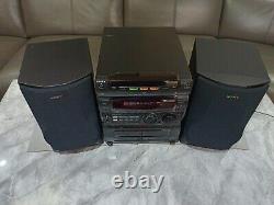 Système stéréo Hifi Sony MHC-771 avec lecteur 3 CD, deck cassette, radio et enceintes.